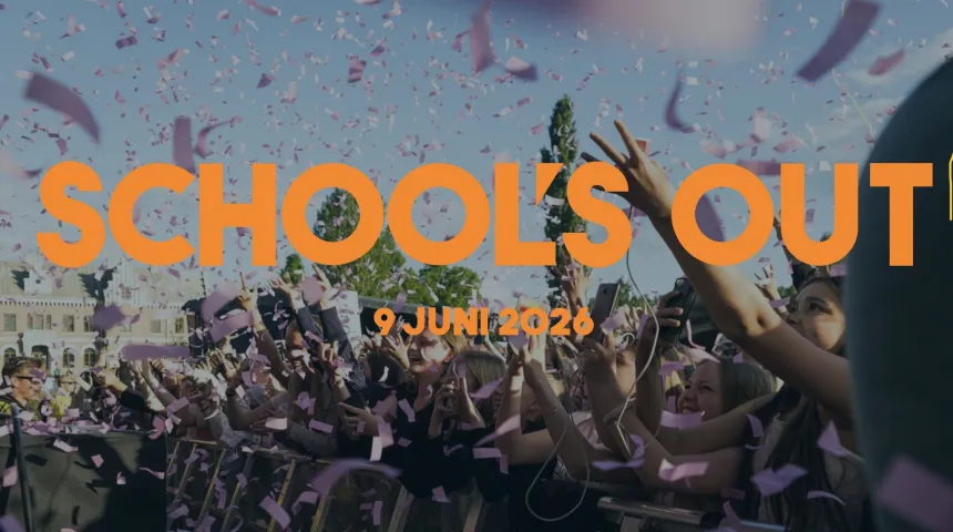 Glada ungdomar väntar på schools out